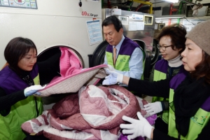 “겨우내 묵었던 어르신 이불, 무료세탁 해드려요”