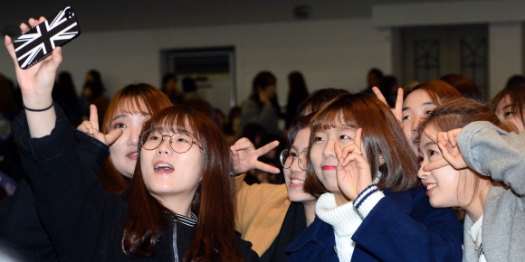 24일 서울 서대문구 이화여자대학교에서 열린 2017학년도 입학식에서 신입생들이 스마트폰으로 함께 사진을 찍고 있다. 2017. 2. 24. 박윤슬 기자 seul@seoul.co.kr