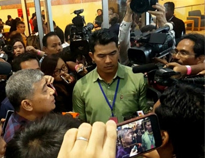 칼리드 아부 바카르(왼쪽) 말레이시아 경찰청장이 24일 쿠알라룸푸르 국제공항에서 취재진에게 둘러싸여 질문을 받고 있다. 칼리드 청장은 김정남 암살에 신경성 독가스인 ‘VX’가 사용됐다고 밝혔다. 쿠알라룸푸르 연합뉴스