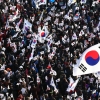 박근혜 대통령 4주년에 촛불 vs 맞불 전쟁터된 광화문, 주요 인사는 테러 위협
