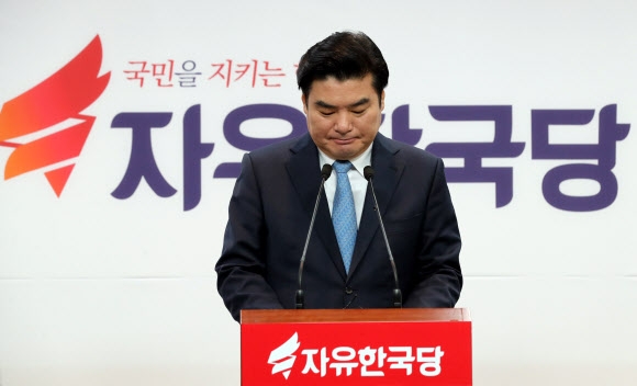 자유한국당 대선주자인 원유철 의원이 26일 오전 서울 여의도 당사에서 기자회견을 하고 있다.  연합뉴스