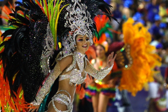 25일(현지시간) 파라과이 엔카르나시온에서 열린 카니발에서 댄서가 멋진 의상을 선보이며 춤을 추고 있다 AFP 연합뉴스