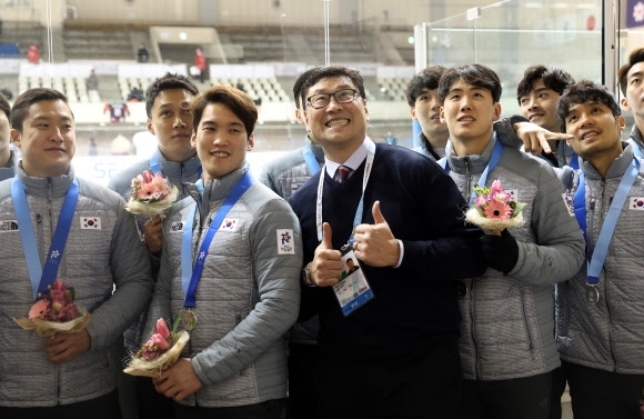 26일 일본 삿포로 츠키사무 체육관에서 열린 2017 삿포로 동계아시안게임 남자 아이스하키 시상식에서 은메달을 받은 선수들이 백지선 감독과 기념사진을 찍고 있다.  연합뉴스