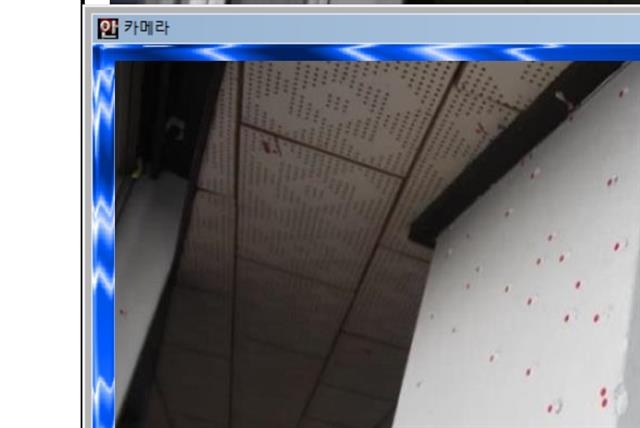 광주 동구 금남로1가 1번지 전일빌딩의 맨 꼭대기 층인 10층 빈 사무실 내부 벽과 천장 등에 생성된 탄흔이 스티커로 표시돼 있다.  국립과학수사연구원