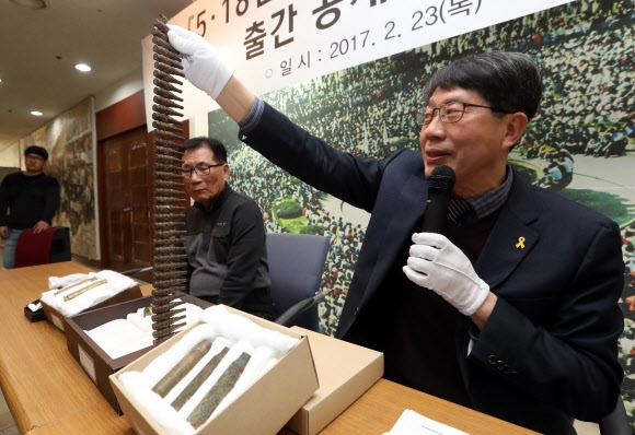 김양래 5·18기념재단 상임이사가 지난 16일 한 시민으로부터 기증받은 중화기 탄피를 들어 보이는 모습. 연합뉴스