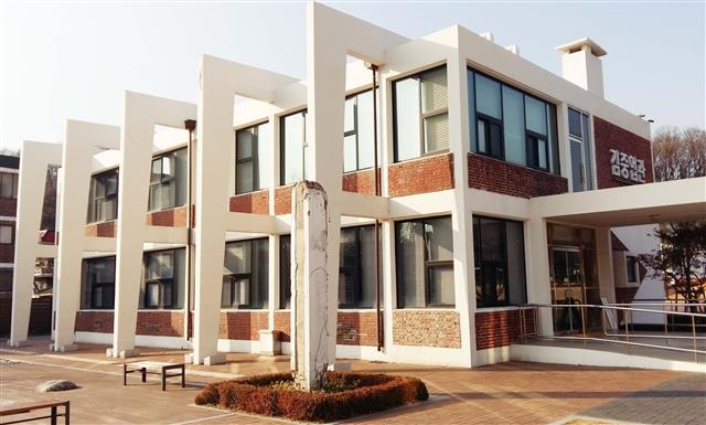 5개의 기둥과 들보를 벽면 밖으로 돌출시켜 내력벽의 기능을 대신한 김중업관은 조형적인 효과를 얻고 자유로운 입면과 평면을 구현했다.