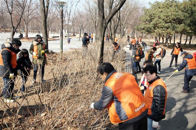 지난 25일 서울 성동구 서울숲에서 호반건설 임직원 봉사단 ‘호반사랑나눔이’ 회원들이 숲 가꾸기 활동을 벌이고 있다. 호반건설 제공