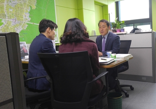 서울시교육청 관계 공무원과 면목2·5동 중학교 유치와 관련해 간담회하는 김태수 의원
