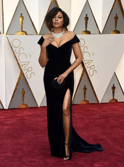 26일(현지시간) 미국 로스앤젤레스 돌비극장에서 열린  제89회 아카데미 시상식에 영화배우 타라지 P. 헨슨이 참석해 레드 카펫에서 취재진을 향해 포즈를 취하고 있다. AP 연합뉴스