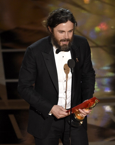 영화배우 케이시 애플렉이 26일(현지시간) 미국 로스앤젤레스 돌비극장에서 열린 제89회 아카데미 시상식에서 영화 ‘맨체스터 바이 더 씨’로 남우주연상을 수상했다. AP 연합뉴스