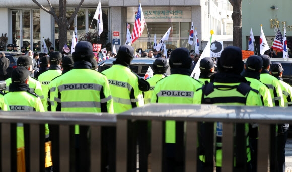 ‘최종변론’ 앞둔 헌재 앞 집회로 시끌