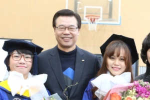 서울 용산구의 친한파 ‘베트남 수양딸들’, 숙대 졸업장 받았다