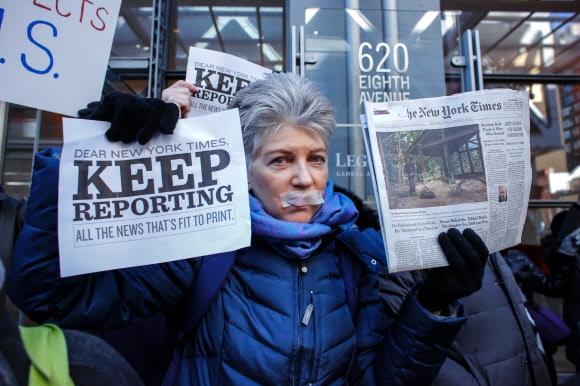 뉴욕타임스 본사에서…反트럼프 시위 