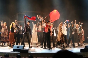 10대 장발장·판틴 열연, 어른 관객 홀렸다