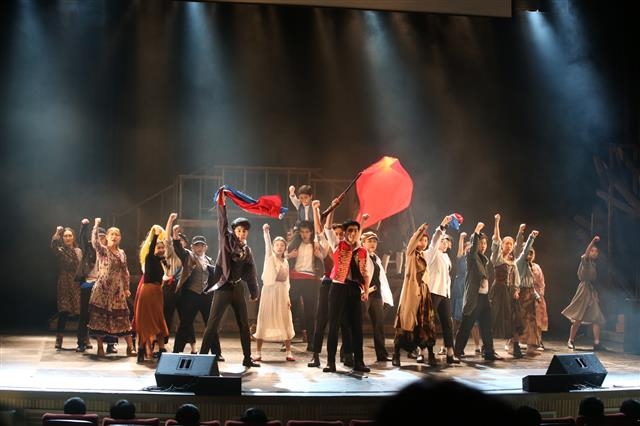 지난 24~25일 금나래아트홀 무대에 오른 ‘레미제라블’ 공연에서 고등학생들이 열연하고 있다. 금천구 제공