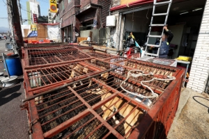 철거 중인 성남 모란시장 개 도축시설