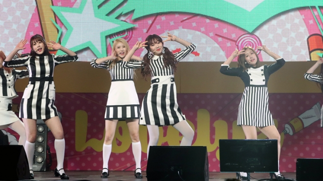 걸그룹 러블리즈가 27일 서울 용산구 블루스퀘어 삼성카드홀에서 열린 쇼케이스에서 ‘Wow!’(와우)의 무대를 선보이고 있다. [사진=연합뉴스]