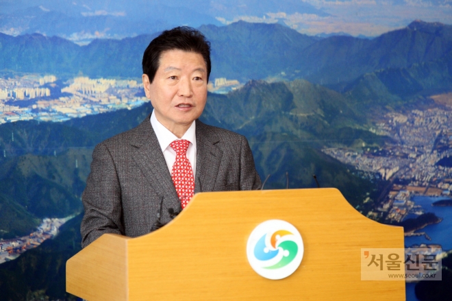 안상수 경남 창원시장이 27일 시청 프레스센터에서 기자회견을 열어 ‘동대구~창원 고속철도 신선 건설사업’ 추진을 정부에 건의하고 있다. 창원시 제공 