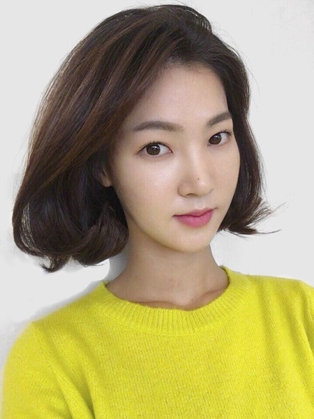 고등학생에서 세련된 캠퍼스 여신이 되기 위해 가장 큰 이미지 변신은 바로 헤어스타일의 변화다. 이미지의 80%가 헤어스타일로 좌우되는 것은 모두 공감하는 사실로, 가장 손쉽게 분위기를 바꿀 수 있다. 준오헤어 문정역점 원장 금나라 시술.