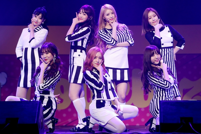 러블리즈가 ‘카메오’(Cameo)의 무대를 선보이고 난 후 포즈를 취하고 있다. [사진=연합뉴스]