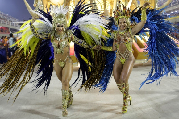 삼바 스쿨의 댄서들이 27일(현지시간) 브라질 리우데자네이루 삼바드로메에서 열린 카니발 퍼레이드에서 멋진 공연을 펼치고 있다. AP 연합뉴스