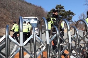 사드 배치 성주골프장 주변에 사드 반대 현수막 50여장 등 긴장감 고조