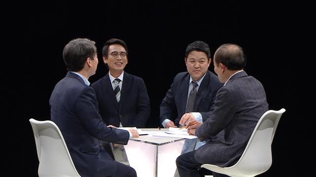 정치를 예능적인 형식으로 풀어내는 정치 예능 프로그램 전성시대를 열고 있는 JTBC ‘썰전’. JTBC 제공