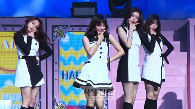 걸그룹 구구단이 타이틀곡 ‘나 같은 애’의 무대를 선보이고 있다. 김형우 기자 hwkim@seoul.co.kr