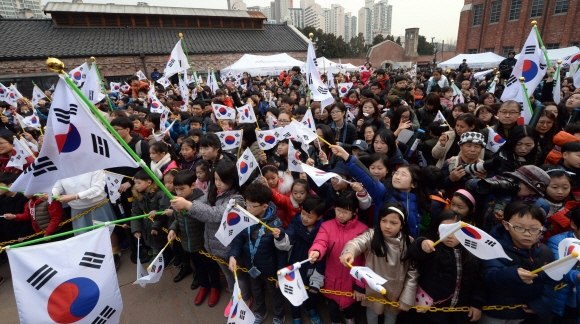 1일  서울 서대문독립공원에서 열린 3·1절 행사에서 어린이와 시민들이 태극기를 들고 대한독립만세를 외치고 있다.2017. 3. 1. 박윤슬 기자 seul@seoul.co.kr