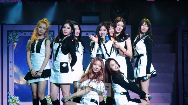 걸그룹 구구단이 쇼케이스에서 이번 앨범 수록곡 ‘거리’의 무대를 펼치고 있다.