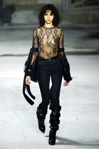 모델이 28일(현지시간) 프랑스 파리에서 열린 ‘여성복 가을-겨울 2017-2018 패션 위크’에서 Yves Saint-Laurent의 작품을 선보이고 있다. AP 연합뉴스