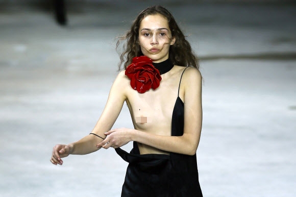 모델이 28일(현지시간) 프랑스 파리에서 열린 ‘여성복 가을-겨울 2017-2018 패션 위크’에서 Yves Saint-Laurent의 작품을 선보이고 있다. AP 연합뉴스