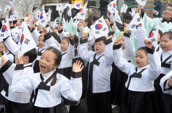 제98주년 3·1절인 1일 오전 서울 종로구 남인사마당에서 열린 ’3ㆍ1 만세의 날 거리축제’에서 어린이를 비롯한 참가자들이 ’대한독립 만세’를 외치며  보신각을 향해 거리행진을 하고 있다.    2017.3.1. 이언탁기자 utl@seoul.co.kr