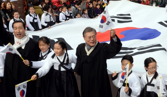 문재인 전 더불어민주당 대표가 1일 서울 서대문구 서대문형무소에서 열린 ‘3·1절 1919 그날의 함성’ 행사에 참석해 만세를 외치며 태극기를 흔들고 있다. 박윤슬 기자 seul@seoul.co.kr