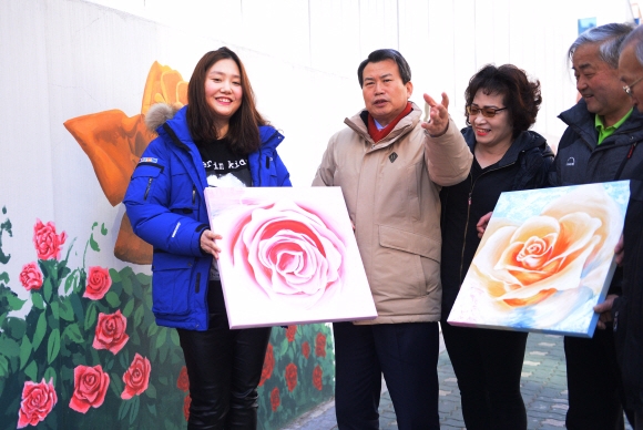 나진구(왼쪽 두 번째) 서울 중랑구청장이 지난달 28일 묵2동에서 ‘마을을 장미마을로 만들겠다’는 주민들과 함께 전략을 세우고 있다. 최해국 선임기자 seaworld@seoul.co.kr