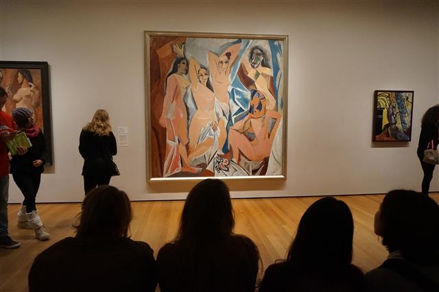 뉴욕 현대미술관을 찾은 관람객들이 현대미술의 출발점이 된 피카소의 ‘아비뇽의 처녀들’을 감상하고 있다. 