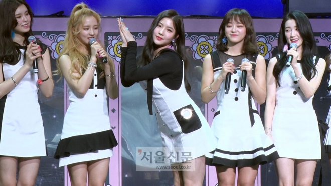 구구단 멤버 혜연이 ‘나 같은 애’의 포인트 안무 시범을 보이고 있다.