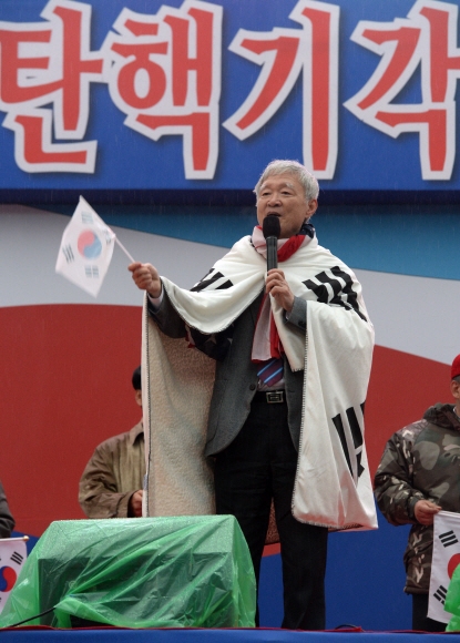 박근혜 대통령의 탄핵반대를 요구하는 보수단체 집회에 참가한 서석구 변호사가 1일 오후 서울 광화문 세종대로에서 발언을 하고 있다.  도준석 기자 pado@seoul.co.kr