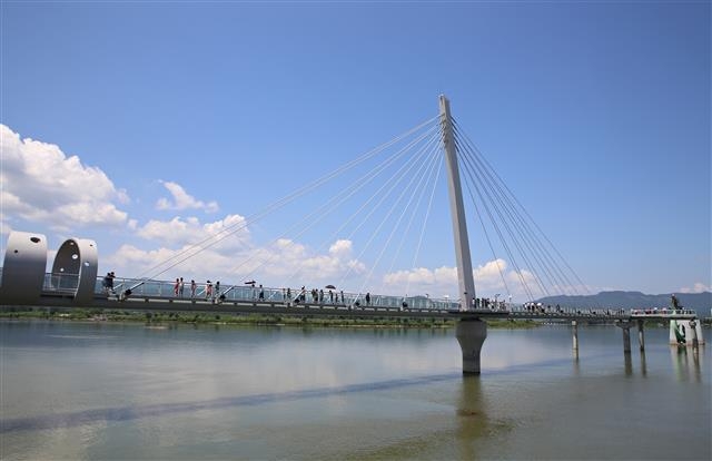 강원 춘천의 새로운 명물도 등장한 스카이워크 전망대. 스카이워크는 문화체육관광부와 한국관광공사가 여행작가들과 함께 개발한 ‘2박 3일 알뜰여행코스 10선’ 가운데 ‘겨울물길여행 코스 강원 속초·춘천·홍천’에 들어가 있다. 문화체육관광부 제공