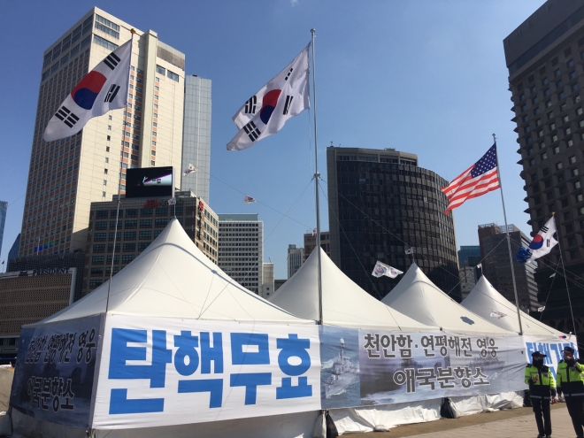 서울광장에 무단으로 설치된 탄핵 반대 측의 천막.