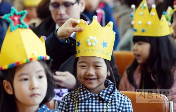 2일 서울 용산구 이태원초등학교에서 열린 입학식에서 신입생들이 재학생으로 부터 선물받은 왕관을 쓰고 즐거워하고 있다. 박윤슬 기자 seul@seoul.co.kr