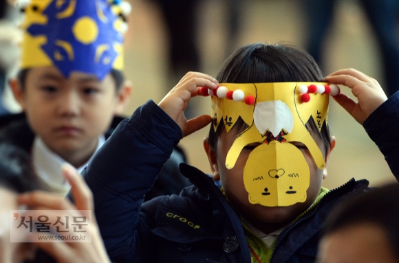 2일 서울 용산구 이태원초등학교에서 열린 입학식에서 한 신입생이 입학 축하 왕관을 거꾸로 쓰는 장난을 치고 있다. 박윤슬 기자 seul@seoul.co.kr