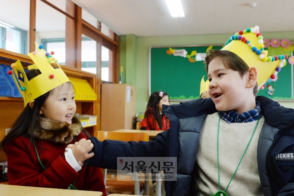 2일 서울 용산구 이태원초등학교에서 열린 입학식에서 신입생들이 교실 구경을 하며 즐거워 하고 있다. 박윤슬 기자 seul@seoul.co.kr