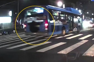 ‘스파이더맨’처럼 버스 뒤에 매달려 간 만취 남성(영상)