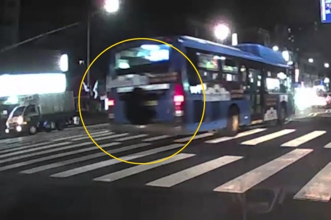 만취한 채 버스 뒤에 매달려 가다 체포된 남성. 서울 혜화경찰서 제공