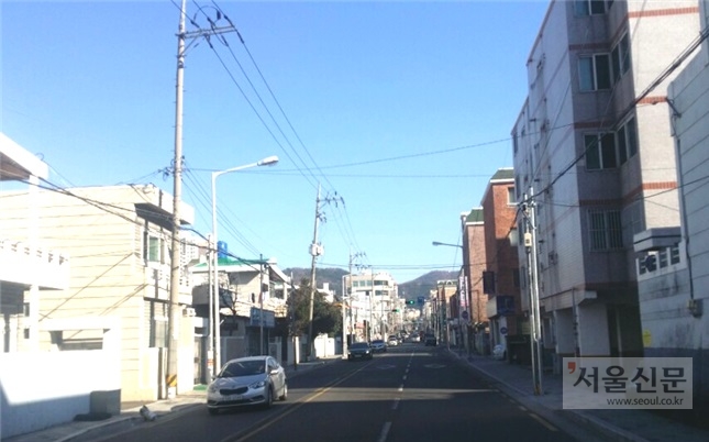 부산시는 도시미관을 해치는 공중선 난립문제 해결을 위해 통신주를 직접 설치, 관리할 방침이다. 공중선 시범정비지역 정비 전후 모습. 부산시 제공 