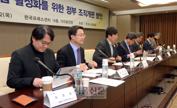 한국신문협회 주최로 2일 서울 중구 한국프레스센터에서 열린 ‘미디어산업 활성화를 위한 정부 조직개편 방안’ 세미나에 참가한 패널들이 토론을 하고 있다. 왼쪽부터 이준웅 서울대 언론정보학과 교수, 김경호 한국신문협회 기조협의회 회장, 김성철 고려대 미디어학부 교수, 김정기 한양대 신문방송학과 교수, 이민규 중앙대 미디어커뮤니케이션학부 교수, 이규연 JTBC 탐사기획국장, 심영섭 한국외대 미디어커뮤니케이션학부 강사. 도준석 기자 pado@seoul.co.kr