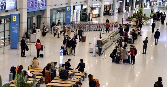 중국 정부가 사드(THAAD·미국 고고도미사일방어체계) 배치에 대한 보복 조치로 자국 여행사를 통해 중국인들의 한국 관광을 전면금지한 3일 오전 인천공항 도착장이 한산한 모습을 보이고 있다. 강성남 선임기자 snk@seoul.co.kr