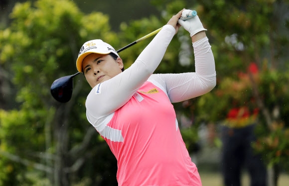 박인비가 3일(현지시간) 싱가포르 센토사 골프장 탄종코스에서 열린 미국여자프로골프(LPGA) 투어 HSBC 위민스 챔피언스 2라운드 경기를 펼치고 있다.  AP 연합뉴스
