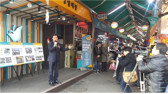 이승로 서울시의원이 지난 28일 성북구 장위동전통시장 새단장 준공식에 참석, 축사를 하고 있다.